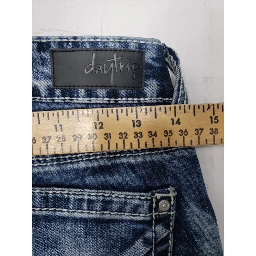 Daytrip Scorpio Skinny Jeans Size 26R Medium Wash Whiskers Skinny Re Owned